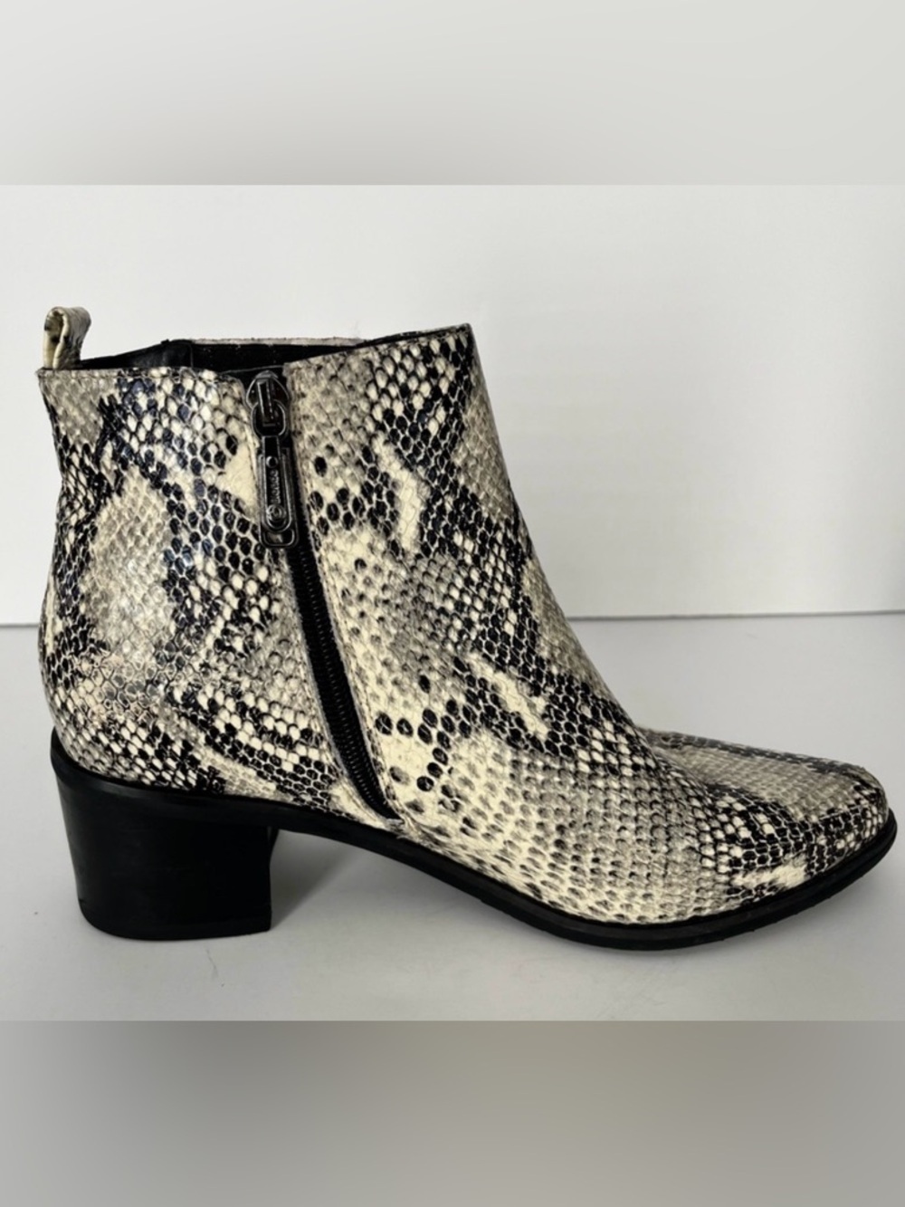 Blondo Women’s Snakeskin Booties Size 8 1/2 Waterproof Pointed Toe Side Zip